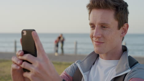 retrato confiado joven adolescente tomando una foto selfie usando un teléfono inteligente disfrutando de la tecnología de la cámara móvil posando en cámara lenta en la orilla del mar