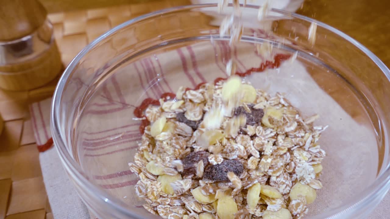 muesli de cereales de grano entero en un tazón para un delicioso desayuno matutino con leche. cámara lenta con toma de seguimiento de rotación.