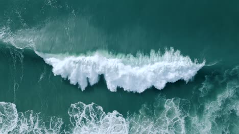 olas blancas en el profundo océano azul en nazare, portugal