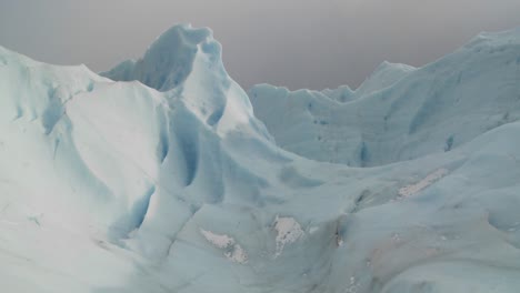 una montaña de hielo encima de un glaciar