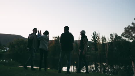 Natur,-Feier-Und-Freunde-Springen-In-Den-Sonnenuntergang