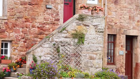 casa de piedra con un vibrante jardín de flores