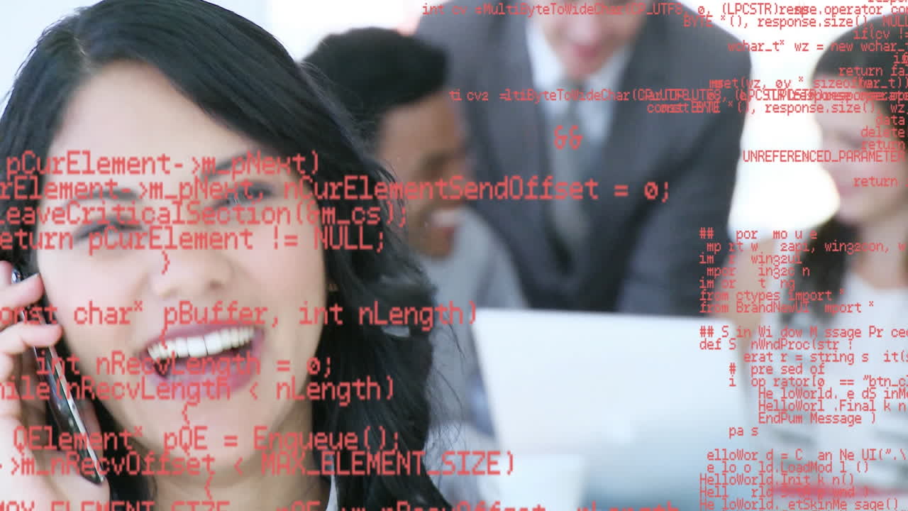 animación del procesamiento de datos sobre una mujer de negocios que usa un teléfono inteligente