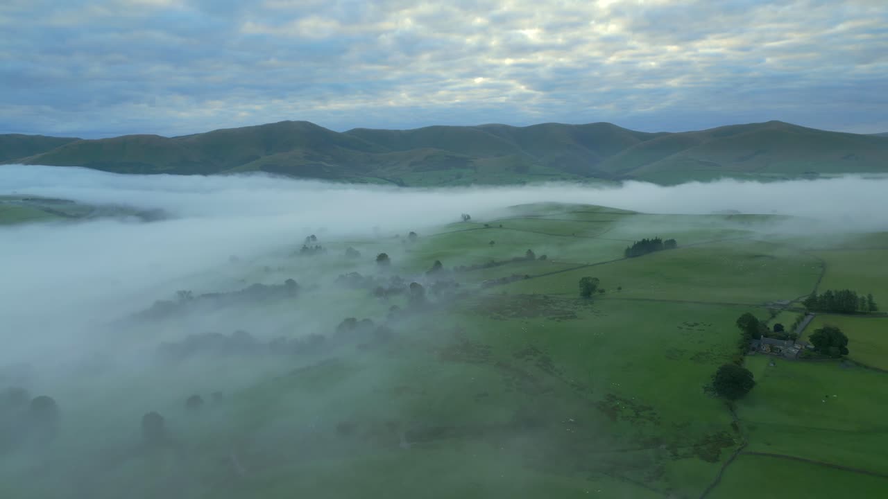 안개에 싸인 영국 시골을 날아다니며 해가 뜨는 동안 안개 과 산을 향해