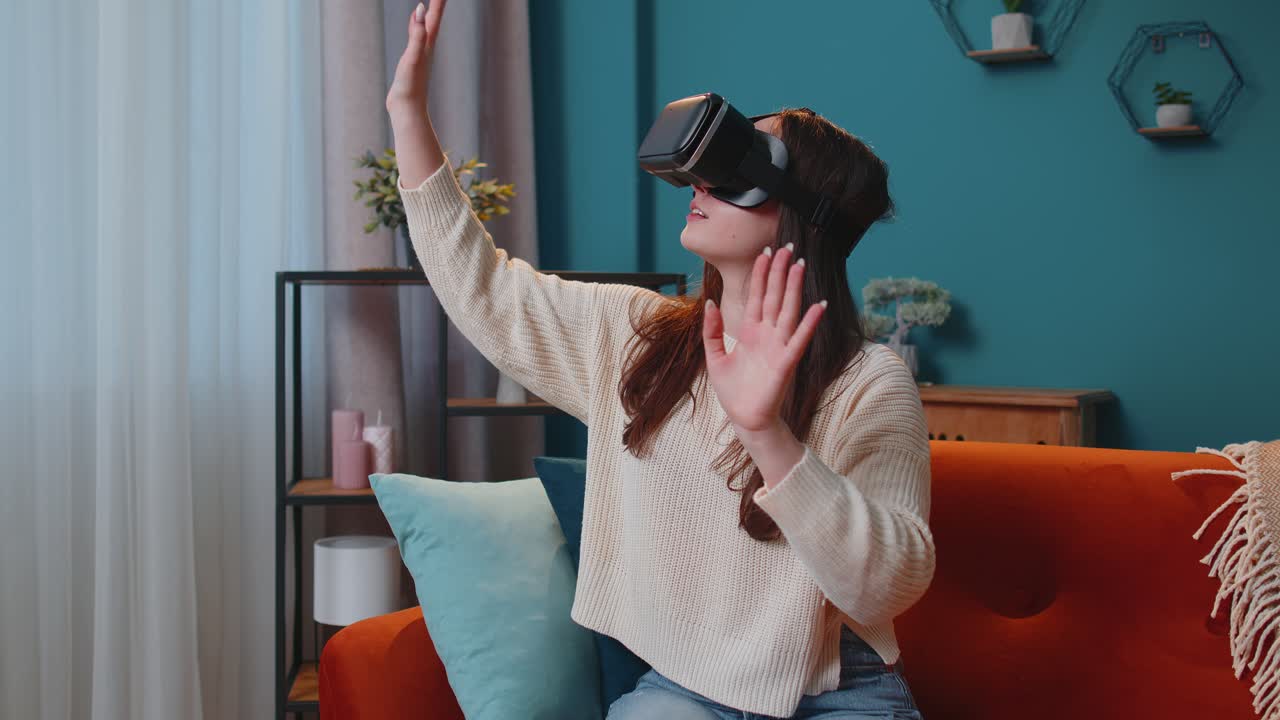 niña joven usa gafas de realidad virtual en casa juega videojuegos en 3d haciendo gestos con las manos