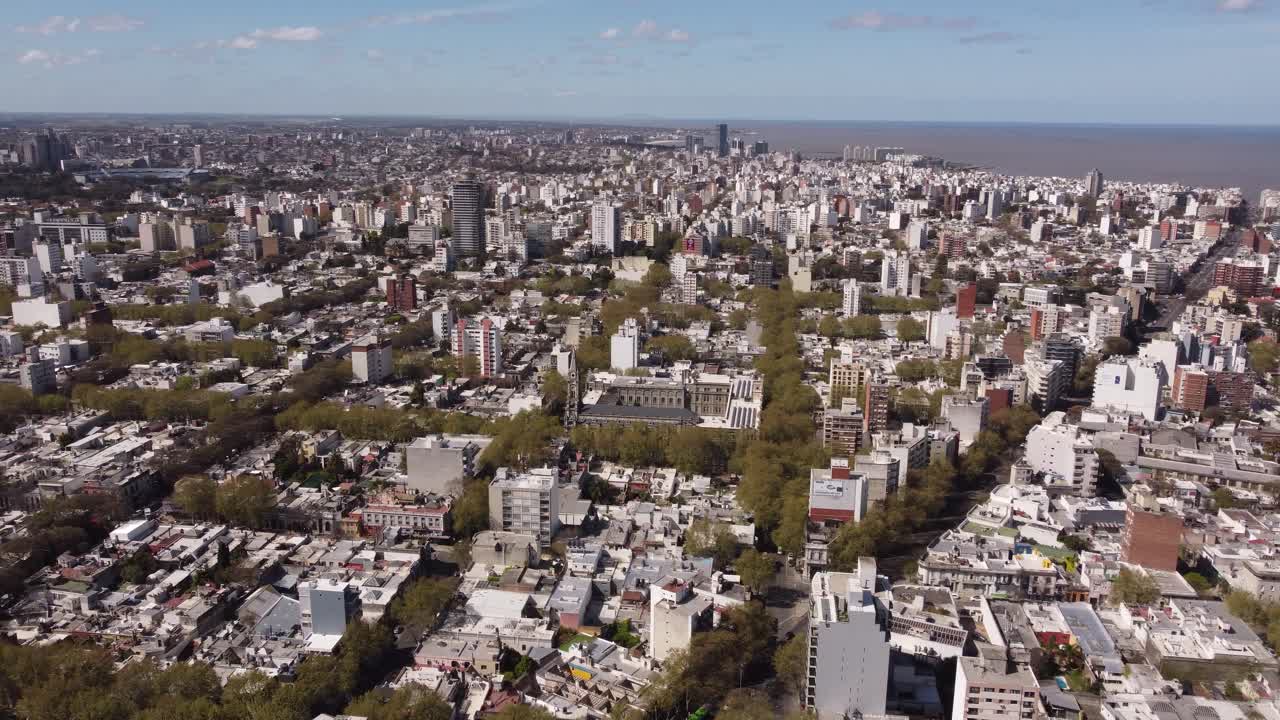 paisaje urbano de montevideo, uruguay. vista panorámica de drones aéreos
