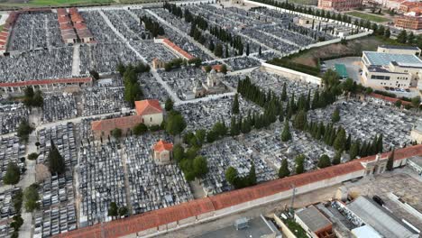 miles de tumbas en el cementerio, vista aérea.