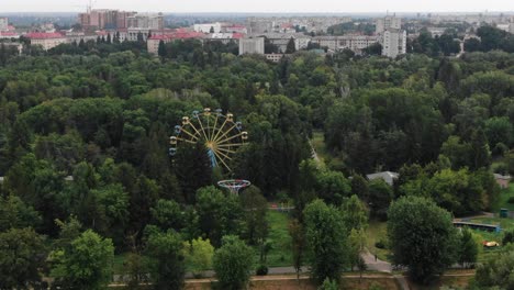 luftaufnahme eines riesenrads inmitten eines von bäumen umgebenen parks in der ukraine