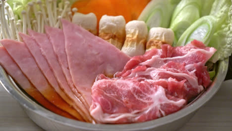 Sukiyaki-Oder-Shabu-Hot-Pot-Schwarze-Suppe-Mit-Fleisch-Roh-Und-Gemüse---Japanische-Essensart