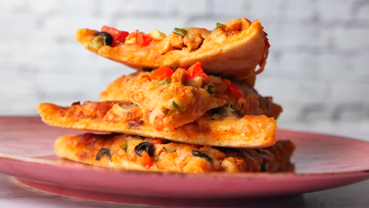 сложенные кусочки пиццы