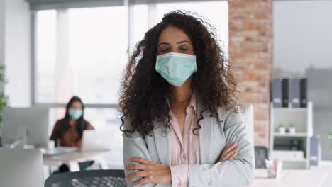 Retrato-En-Video-De-Una-Mujer-De-Negocios-Con-Máscara-En-La-Oficina