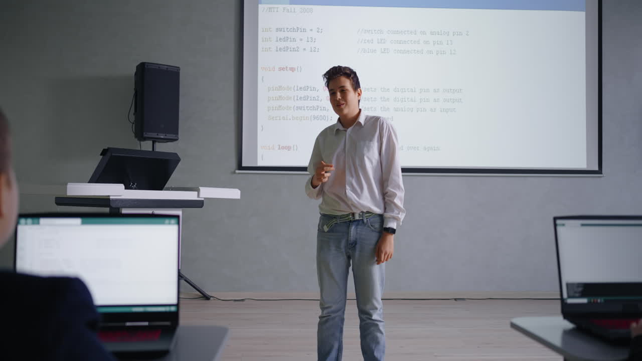 estudiante presentando un proyecto de codificación