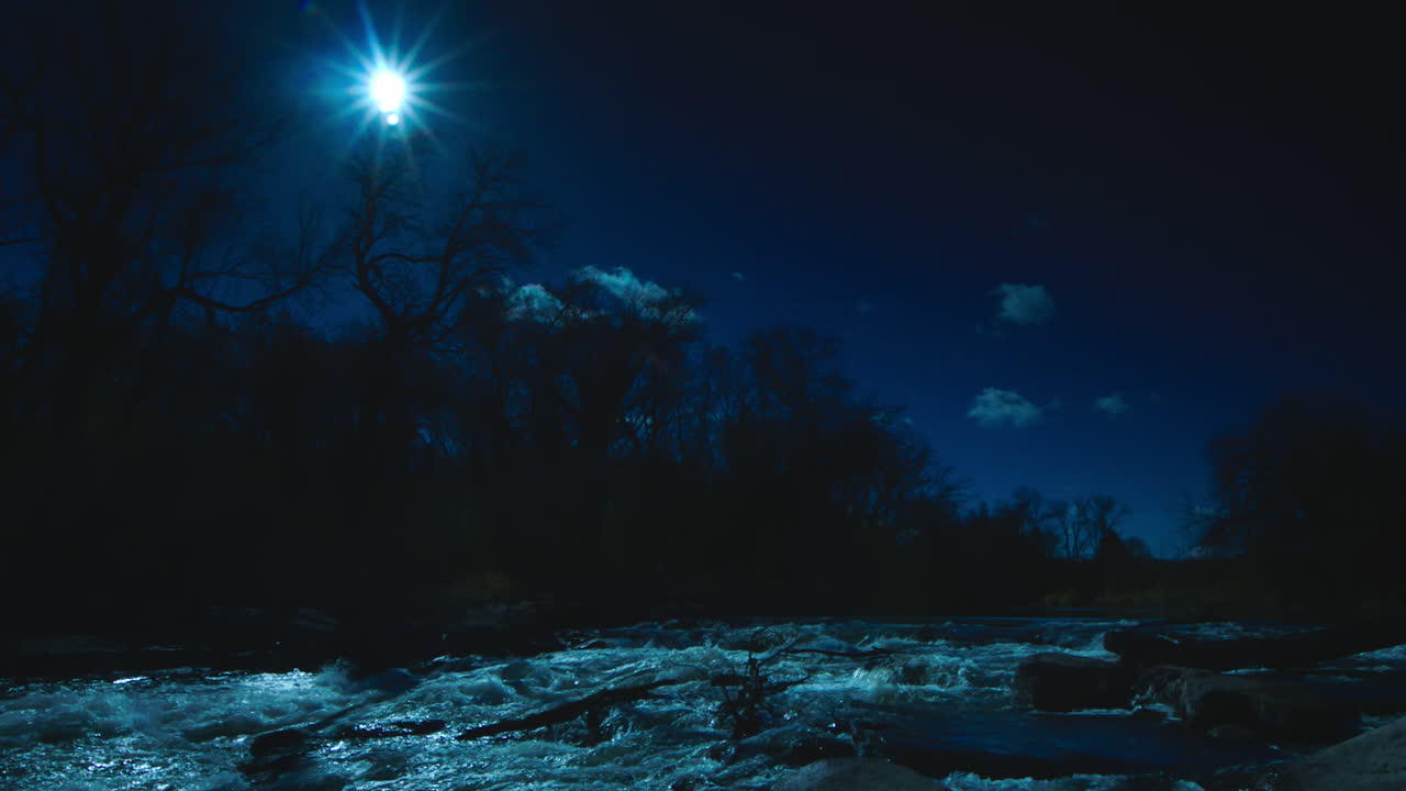 el río oscuro de la montaña es lento.