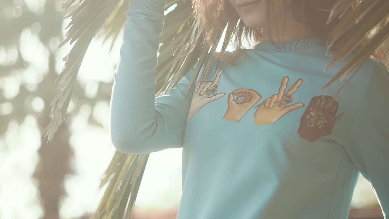 푸른색 스웨터를 입은 여자, 나무