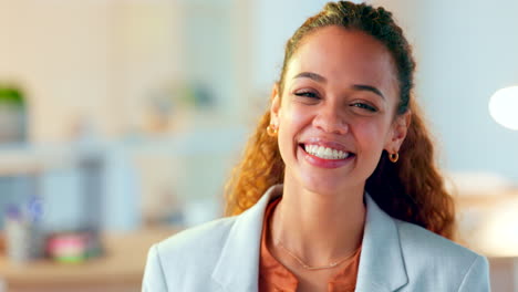 Portrait-of-a-confident-young-businesswoman