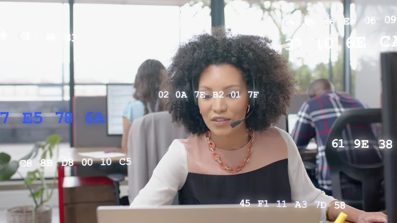 Donna con auricolare che si protende, digita, parla, aiutando un chiamante in un hub tecnologico, con un overlay di codice che reagisce