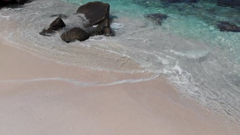 Vista-Aérea-De-Anse-Marron-Con-Sus-Famosas-Formaciones-Rocosas-De-Granito-Y-Piscinas-Naturales