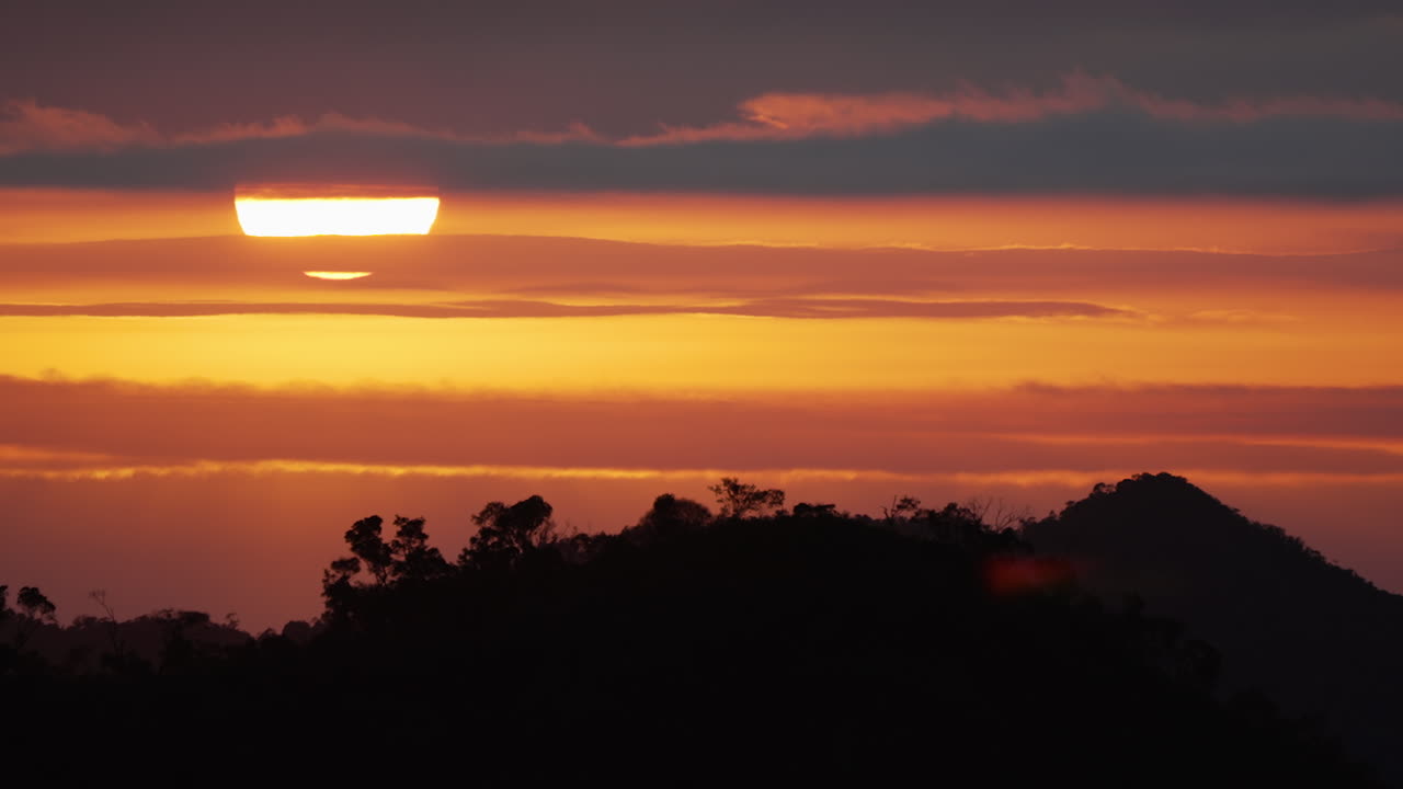 amanecer en la región montañosa de río de janeiro