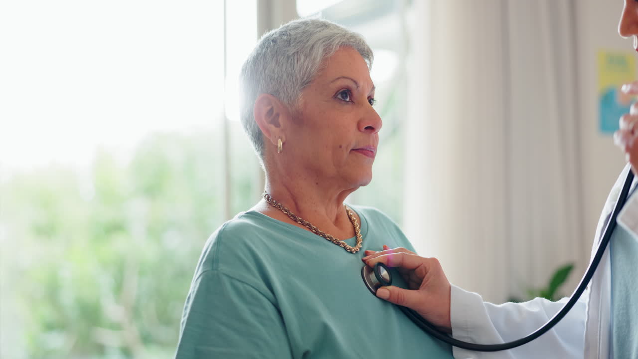 Paziente, medico e auscultazione con stetoscopio