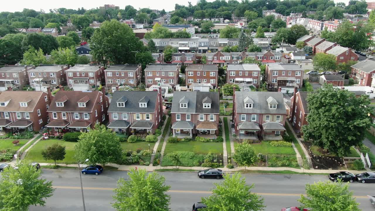 Vista aerea di case urbane in mattoni e pietra arenaria marrone nei quartieri di New York City, Queens, Bronx, ripresa di ambientazione durante una tranquilla estate.