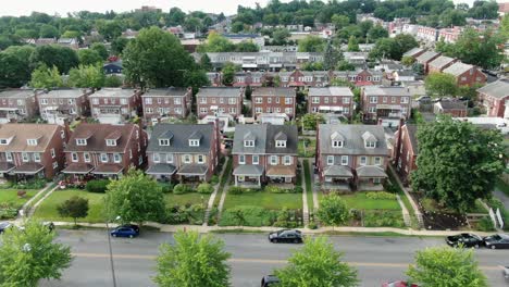 Antena-De-Casas-Urbanas-De-Ladrillo-Y-Piedra-Rojiza-En-Los-Distritos-De-La-Ciudad-De-Nueva-York,-Queens,-Bronx-Estableciendo-Una-Toma-Durante-El-Verano-Tranquilo