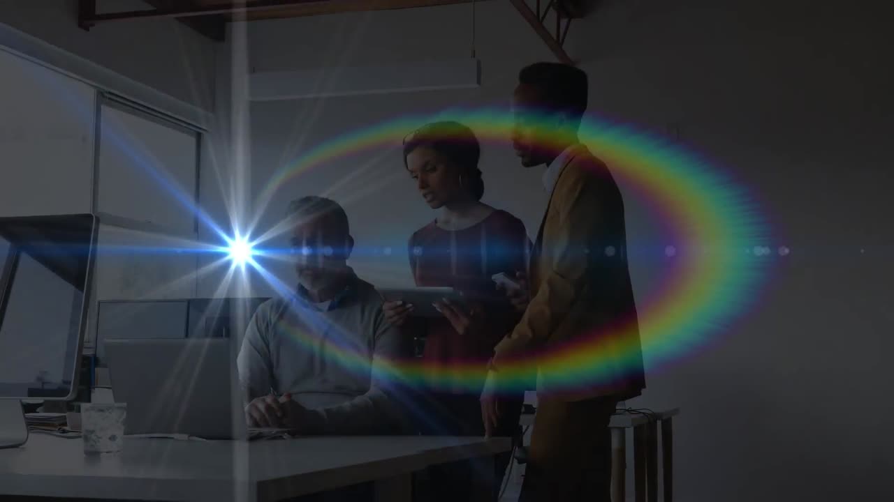 animación de luz brillante que se mueve sobre personas de negocios que trabajan en la oficina
