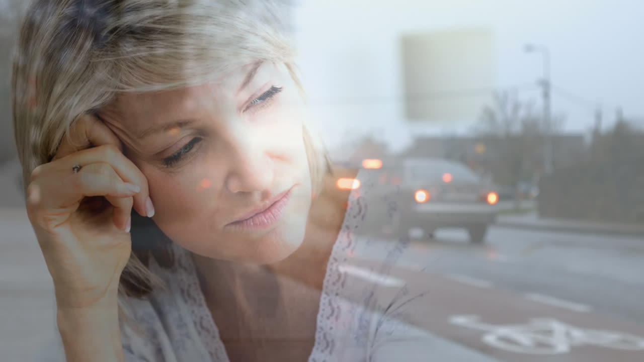 animación digital de una anciana deprimida contra el fondo de la ciudad 4k