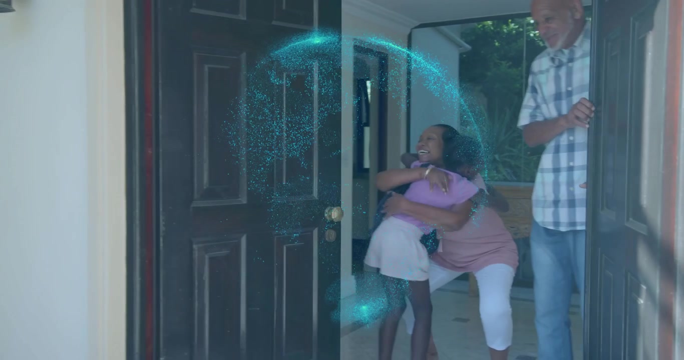 Niña tocando el timbre en el porche, activando tecnología inteligente con un destello y reuniéndose con sus abuelos.
