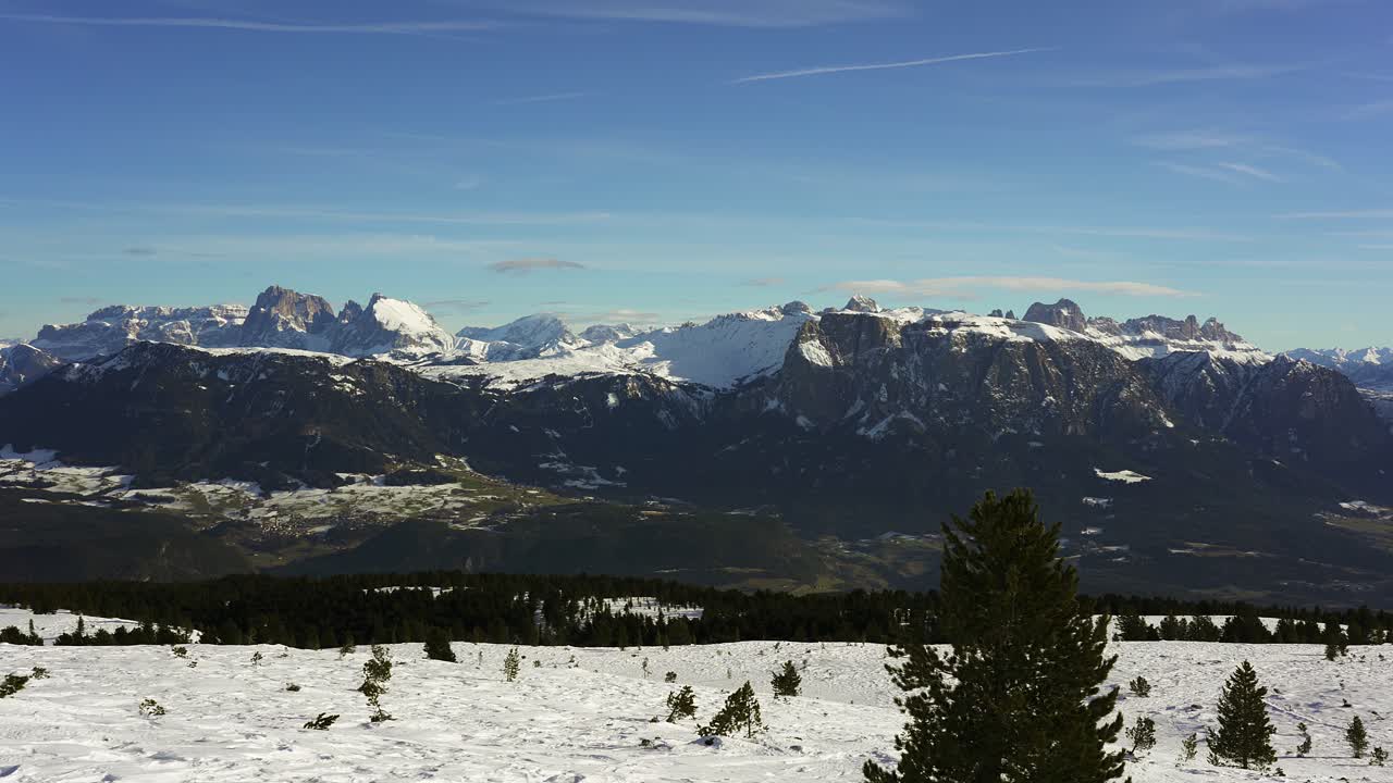 vista panorámica lenta de los increíbles picos de las montañas nevadas de los dolomitas en los alpes de invierno