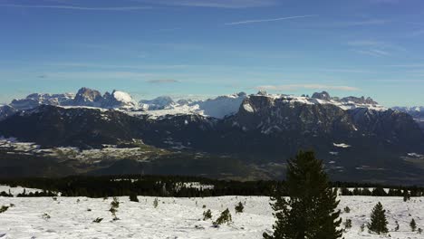 Langsamer-Schwenkblick-Auf-Die-Erstaunlichen-Gipfel-Der-Schneebedeckten-Berge-Der-Dolomiten-In-Den-Winteralpen