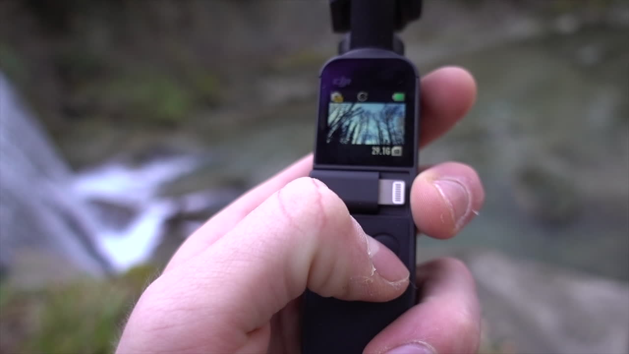 영화 제작자가 손에 액션 캠을 들고 영화 장면을 캡처할 준비가 되었습니다.