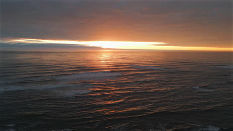 Establecimiento-De-Un-Disparo-Aéreo-Con-Drones-Sobre-El-Mar-Durante-Un-Impresionante-Amanecer-En-North-Yorkshire,-Reino-Unido