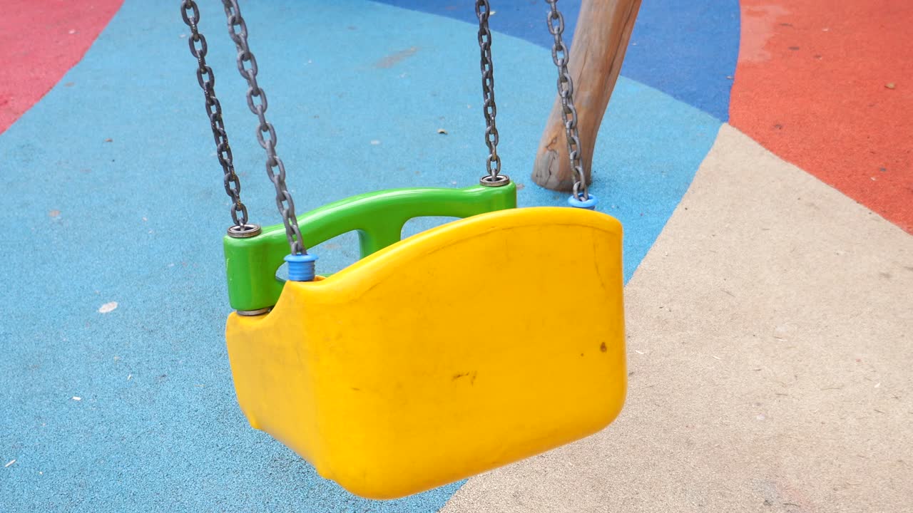 columpio amarillo en un patio de recreo colorido