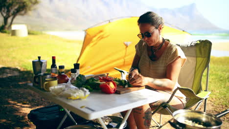 Una-Mujer-Joven-Cortando-Verduras