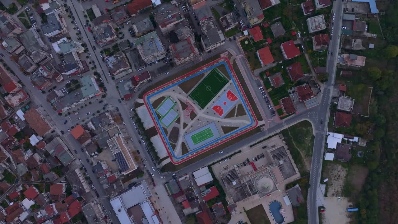 Perspectiva de drone da paisagem urbana de Berat com campo de esportes, Albânia.