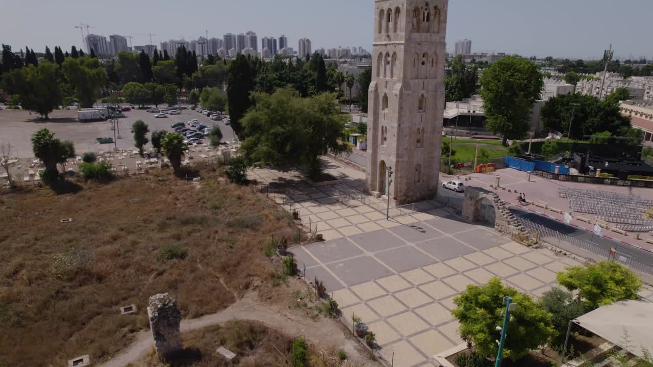 las ruinas de la mezquita blanca en ramla, israel, el minarete sigue en pie, rodeado por una amplia plaza y algunas ruinas de casas y tumbas antiguas cerca de 2