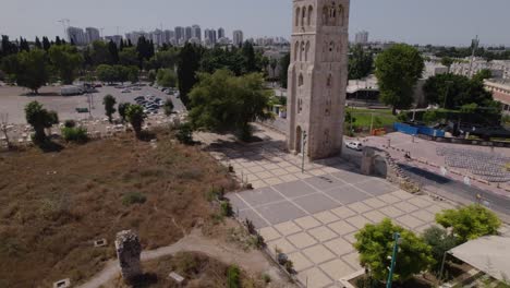 Las-Ruinas-De-La-Mezquita-Blanca-En-Ramla,-Israel,-El-Minarete-Sigue-En-Pie,-Rodeado-Por-Una-Amplia-Plaza-Y-Algunas-Ruinas-De-Casas-Y-Tumbas-Antiguas-Cerca-De-2