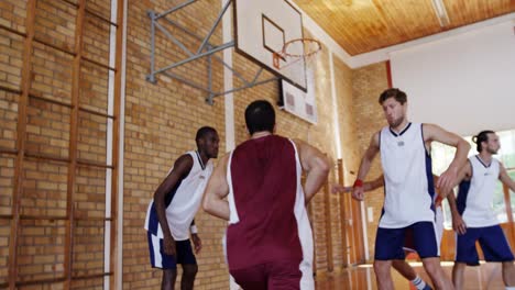 jugadores de baloncesto jugando en la cancha