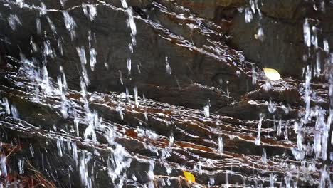 Agua-Goteando-Por-La-Roca-En-Cámara-Lenta