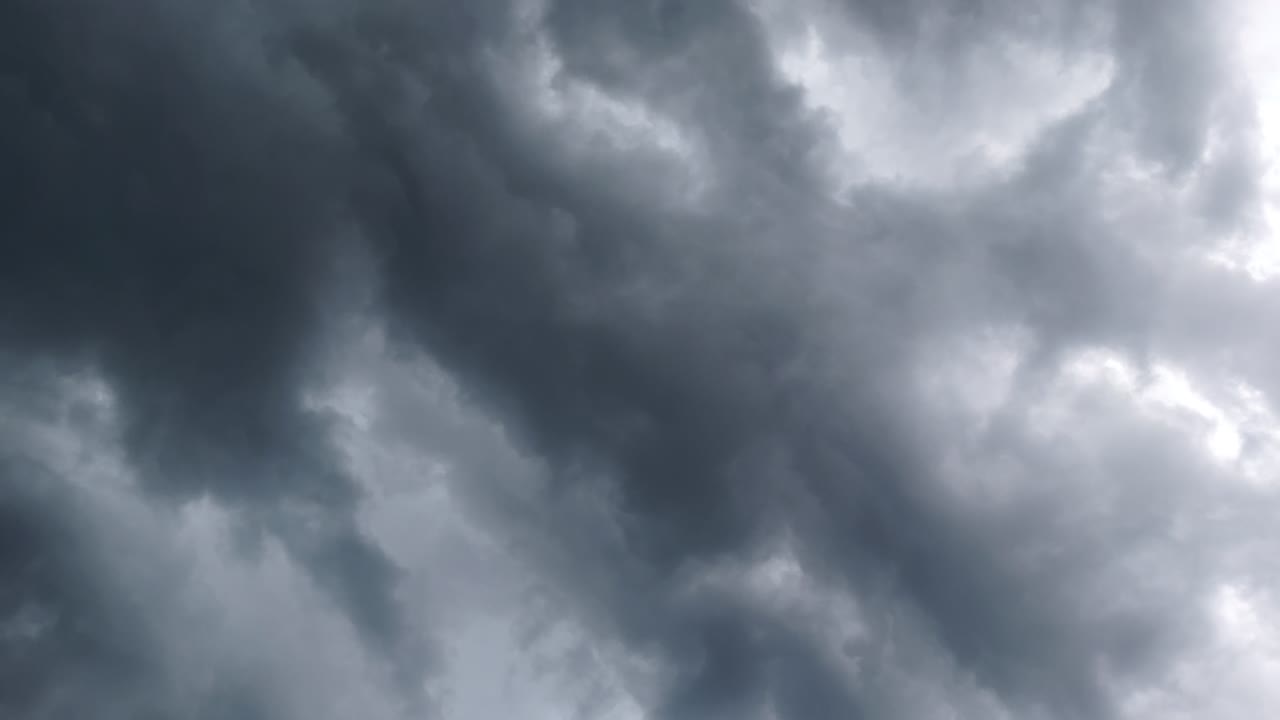 Clouds Swirl And Begin Storm_iphonepro12max_4k30fps.mov. Timelapse