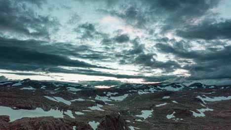 Ein-Blick-Des-Zuschauers-Darauf,-Wie-Die-Prächtigen-Düsteren-Wolken-Am-Sonnenuntergangshimmel-über-Den-Felsigen-Berghängen-In-Norwegen-Geformt-Und-Neu-Geformt-Werden