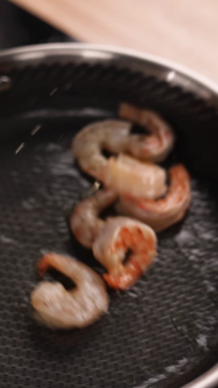 cocinar camarones en una sartén