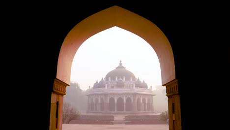 Nila-Gumbad-Vom-Humayun-Grab-Außenansicht-Am-Nebligen-Morgen-Aus-Einzigartiger-Perspektive