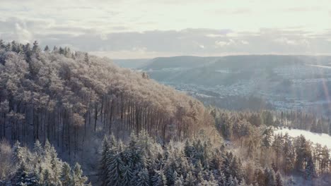 Toma-Panorámica-De-Invierno-Con-Colinas-Nevadas-En-4k-Bajo-El-Sol-Brillante