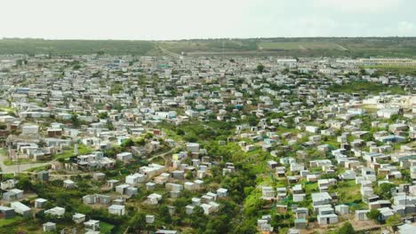 Drohnenaufnahme-Einer-Riesigen-Informellen-Siedlung-In-Südafrika