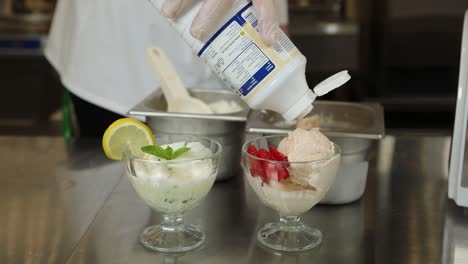chef preparando y sirviendo deliciosos postres de helado de verano