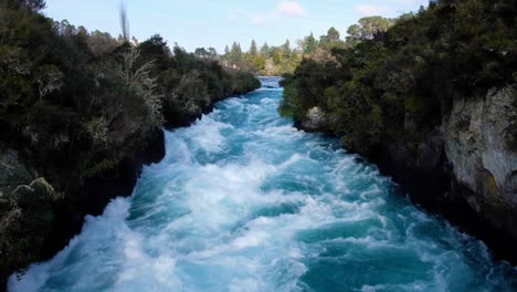 Vista-En-Cámara-Lenta-De-Las-Cataratas-Huka-En-El-Río-Waikato,-Que-Drena-Del-Lago-Taupō-En-Nueva-Zelanda-Aotearoa