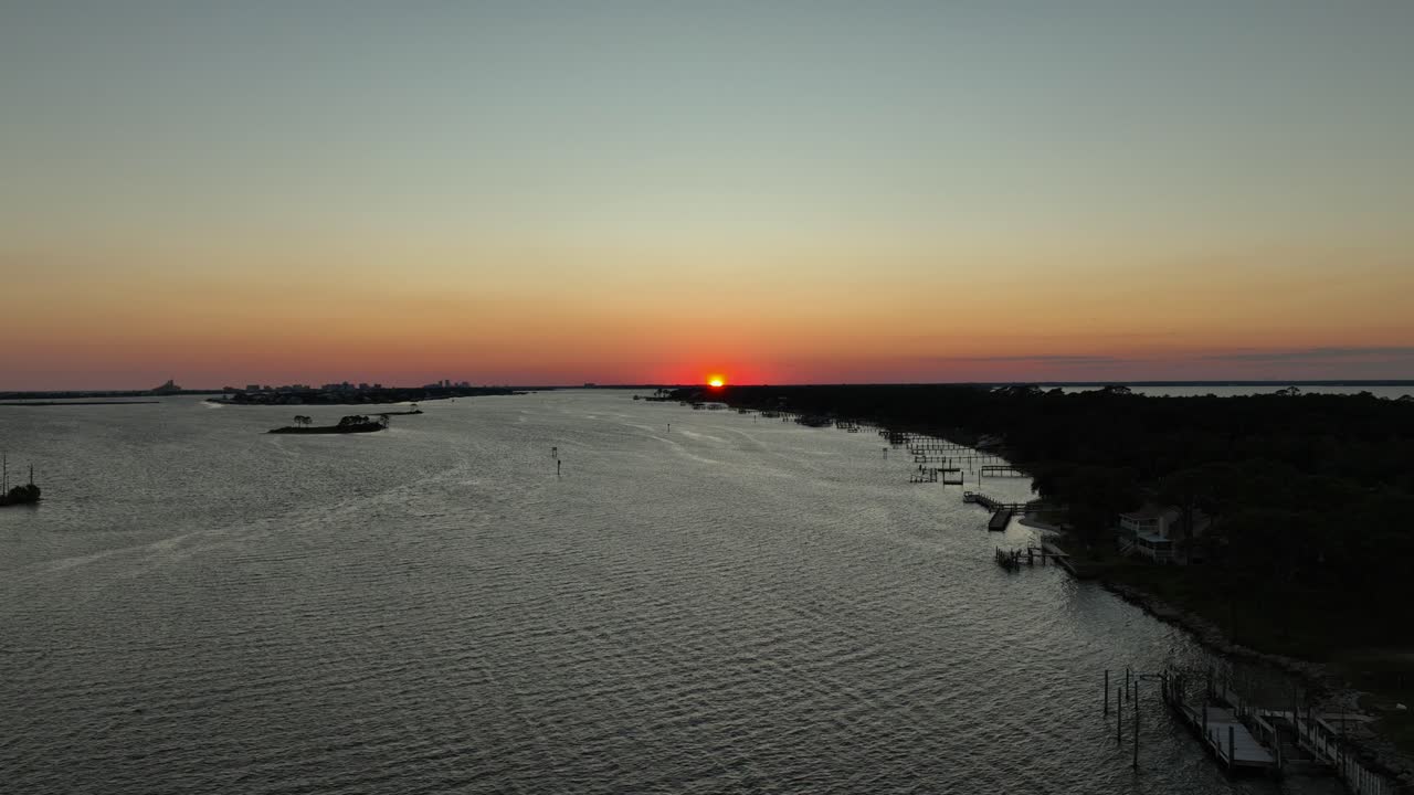 Panoramisk luftfoto af solnedgang nær Wolf Bay, Alabama