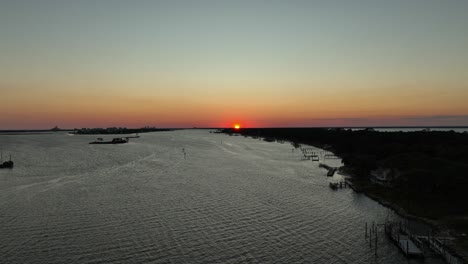 Vista-Panorámica-Aérea-De-La-Puesta-De-Sol-Cerca-De-Wolf-Bay,-Alabama