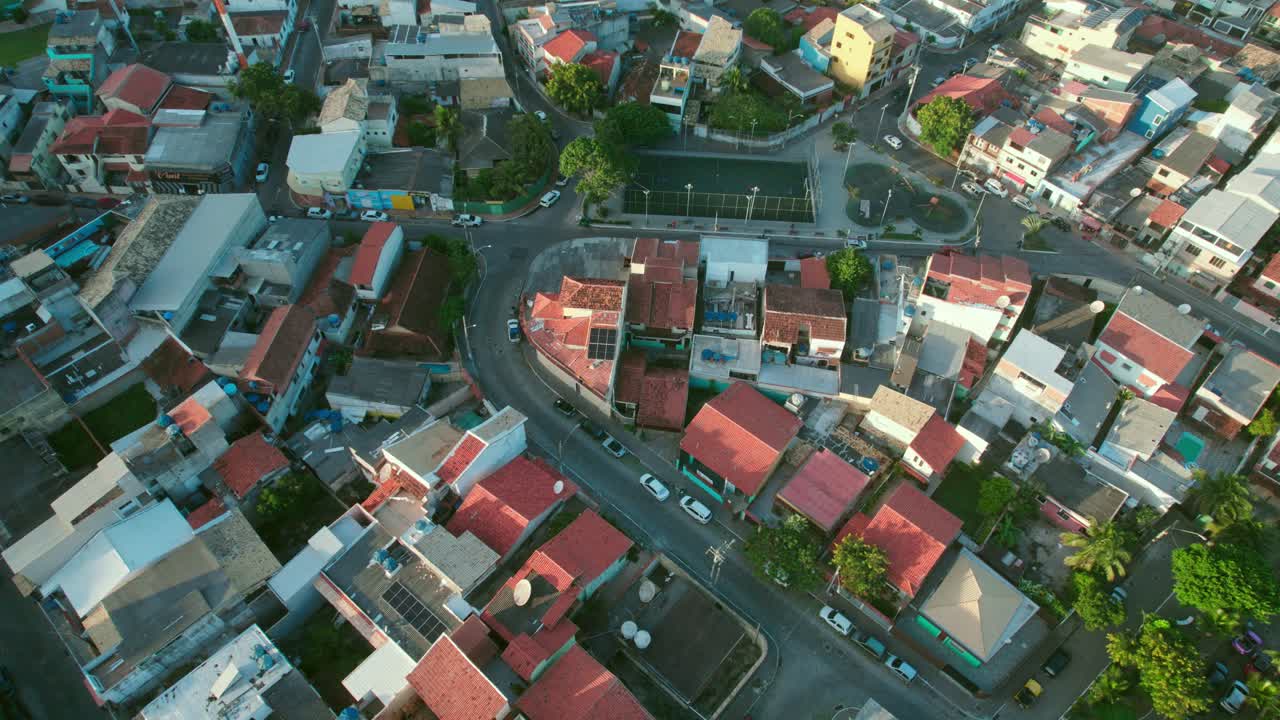 브라질 리오데자네이루 주 아라야르 두 카보 해안 마을 위를 날아다니는 무인 항공기